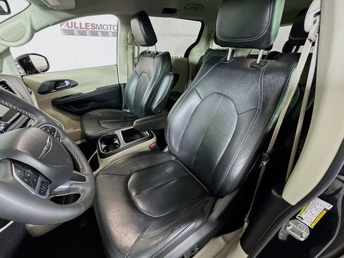Used 2022 Chrysler Pacifica Touring-L FWD image 21