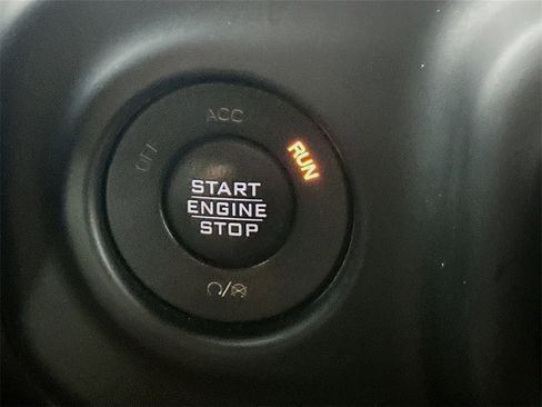 Used 2018 Jeep Wrangler Unlimited Sahara image 28