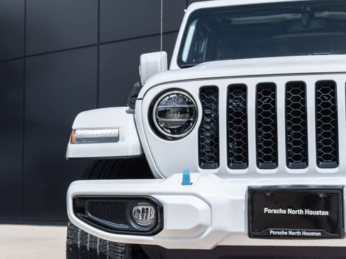 Used 2022 Jeep Wrangler Unlimited Sahara AWD/4WD image 15