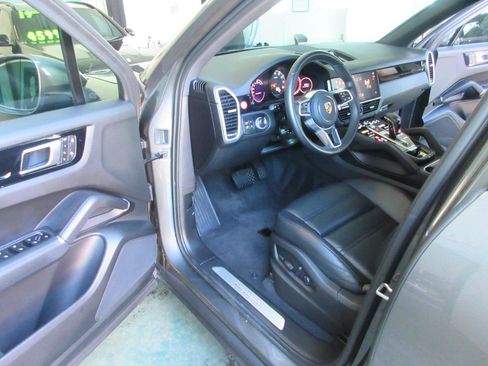 Used 2023 Porsche Cayenne AWD/4WD image 6