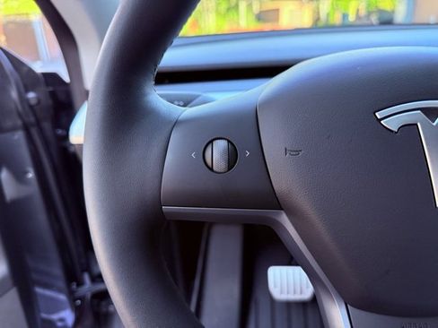 Used 2022 Tesla Model Y Performance image 15