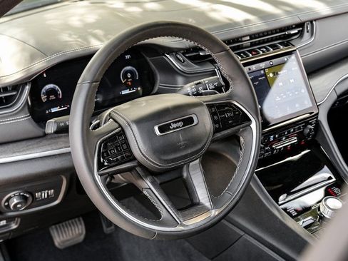 Used 2023 Jeep Grand Cherokee Overland w/ Luxury Tech Group IV image 4