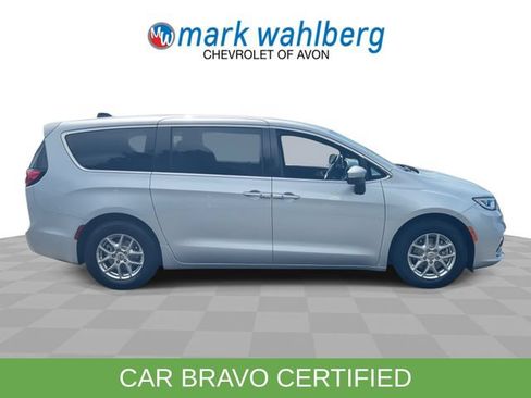 Used 2023 Chrysler Pacifica Touring FWD image 9