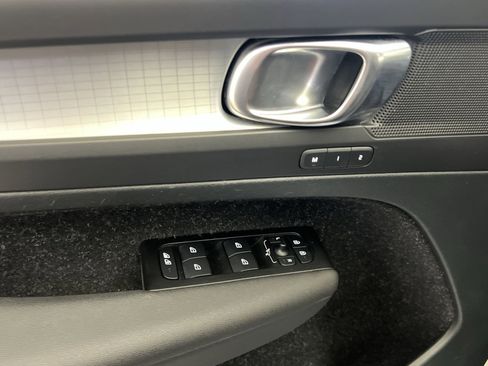 Used 2021 Volvo XC40 T5 Momentum w/ Premium Package image 13