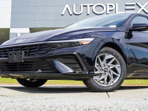 Used 2024 Hyundai Elantra SEL image 2