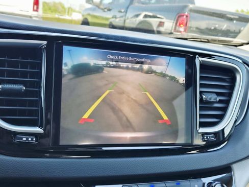 Used 2023 Chrysler Pacifica Touring-L FWD image 30