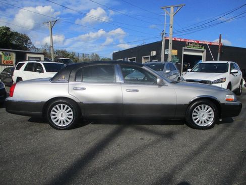 Used 2005 Lincoln Town Car Signature image 5