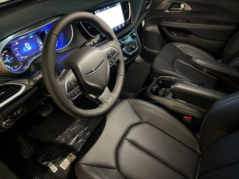 New 2026 Chrysler Pacifica Select image 9