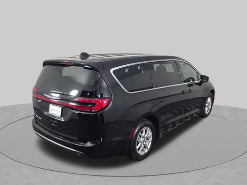 Used 2024 Chrysler Pacifica Touring-L FWD image 40