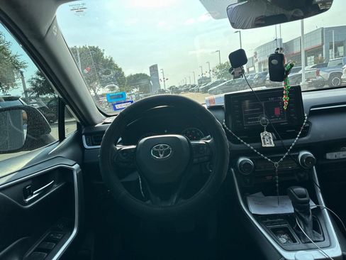 Used 2022 Toyota RAV4 XLE FWD image 8
