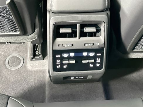 Certified 2025 Porsche Macan Electric image 36