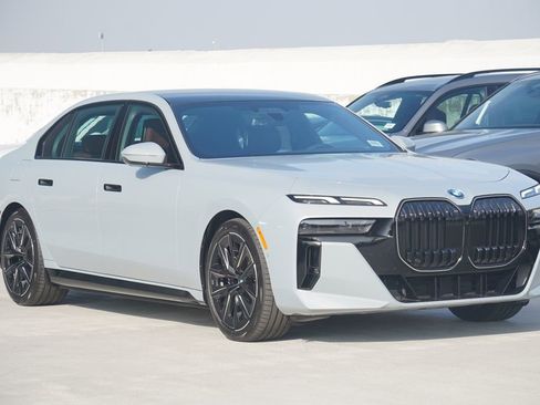 New 2026 BMW 750e xDrive image 3