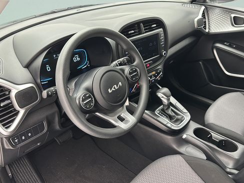 Used 2025 Kia Soul LX w/ LX Technology Package FWD image 11