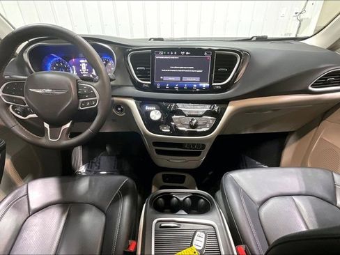 Used 2024 Chrysler Pacifica Touring-L image 15