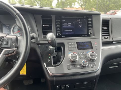 Used 2019 Toyota Sienna SE w/ Carpet Mat Package FWD image 20