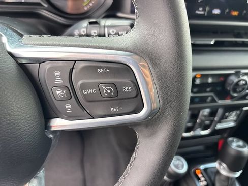 Used 2025 Jeep Wrangler Unlimited Sahara AWD/4WD image 19
