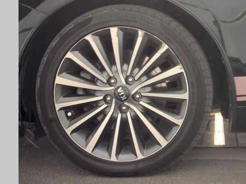 Used 2017 Kia Cadenza Premium w/ Luxury Package FWD image 9