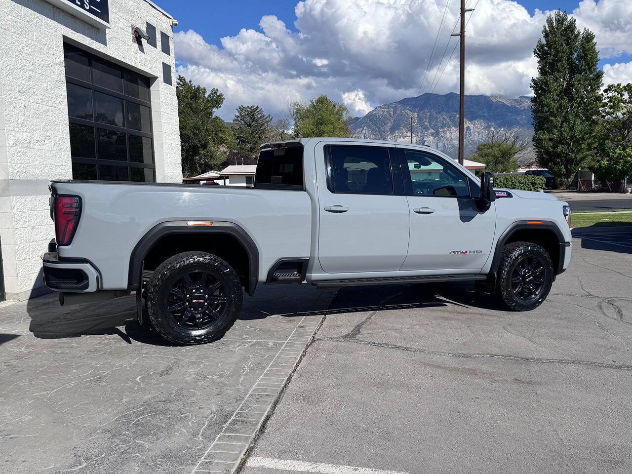 Used 2024 GMC Sierra 2500 AT4 w/ AT4 Premium Plus Package AWD/4WD image 4