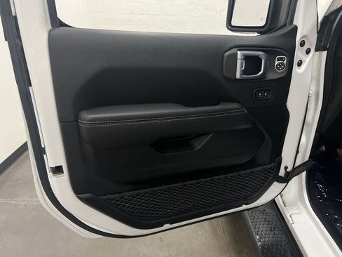 Used 2021 Jeep Wrangler Unlimited Sahara w/ LED Lighting Group AWD/4WD image 10