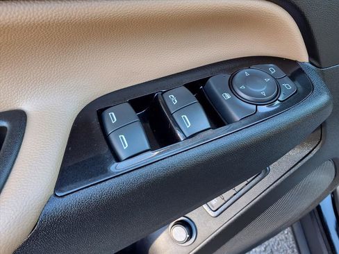 Used 2023 Chevrolet Equinox Premier image 12