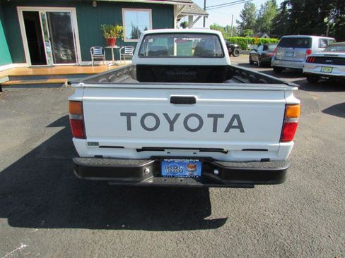 Used 1986 Toyota Pickup 2WD Regular Cab Long Bed image 5