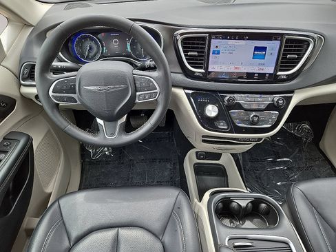 Used 2024 Chrysler Pacifica Touring-L FWD image 17