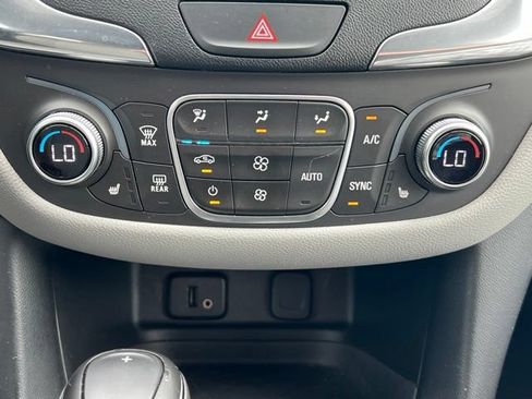 Used 2018 Chevrolet Equinox LT FWD image 6