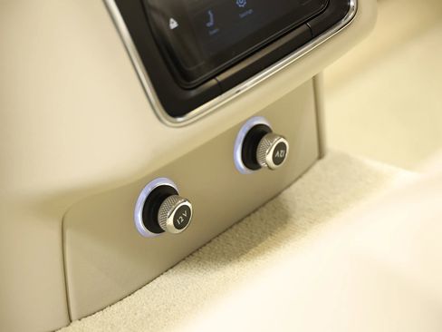 Used 2020 Bentley Bentayga Plug-In Hybrid image 69