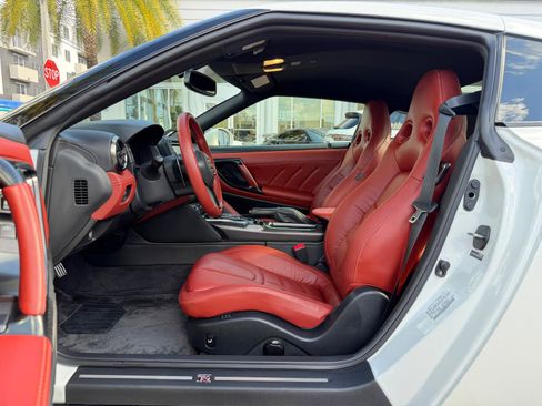 Used 2024 Nissan GT-R Premium w/ Premium Interior Package image 33