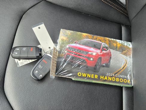 Used 2024 Jeep Compass Limited image 12