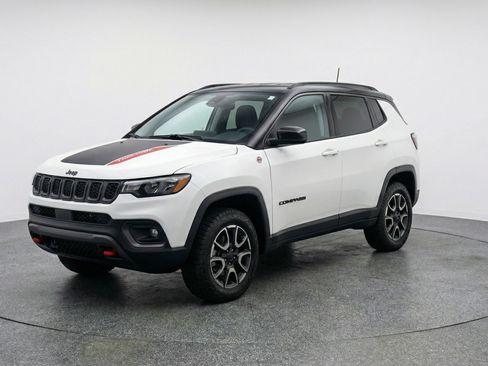 Used 2025 Jeep Compass Trailhawk image 3