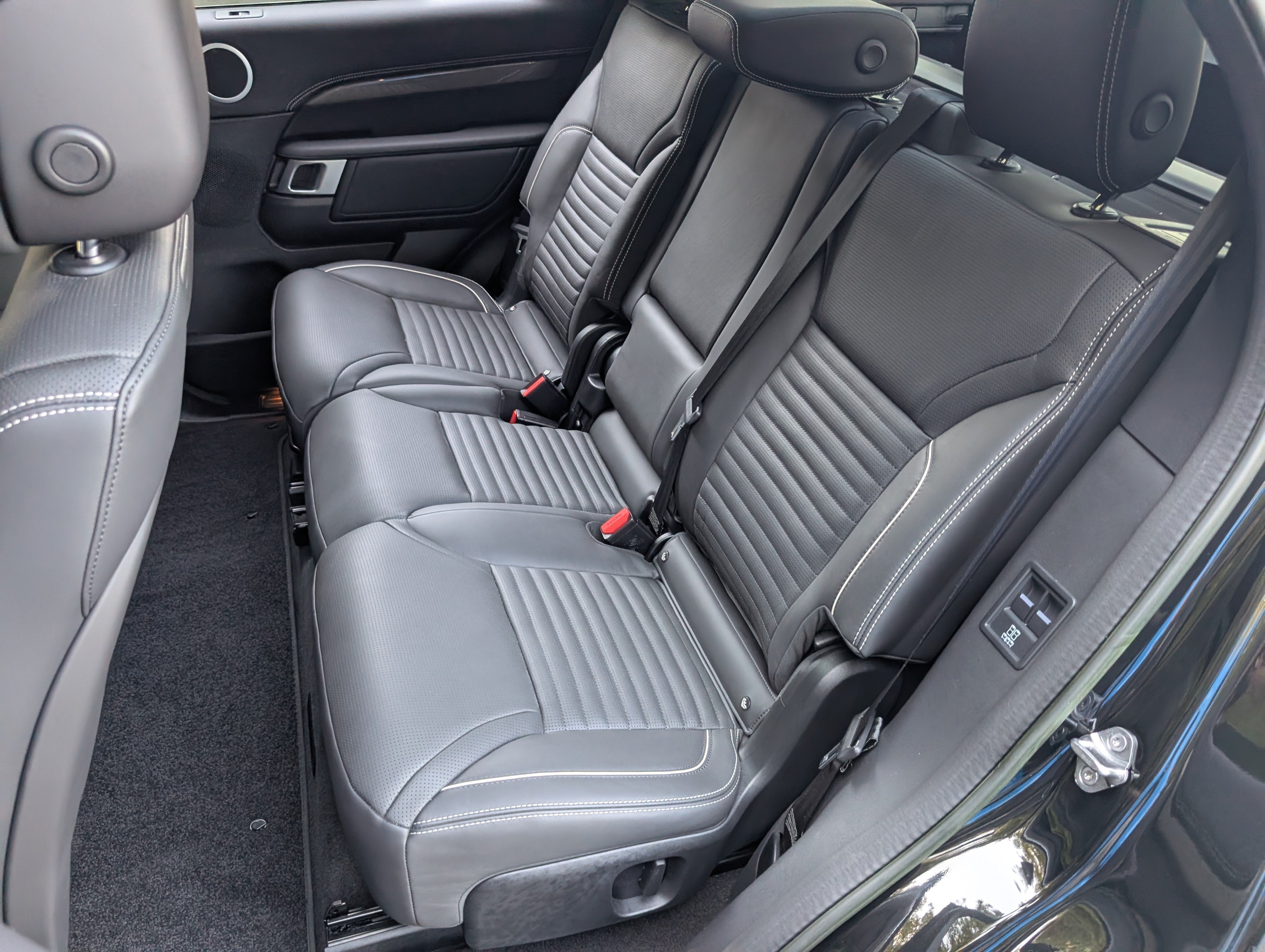 Used 2023 Land Rover Discovery Metropolitan Edition AWD/4WD image 18