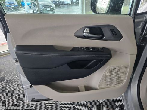 Used 2024 Chrysler Pacifica Touring-L image 20