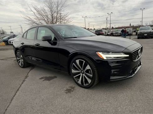 Used 2022 Volvo S60 B5 Momentum w/ Premium Package image 2