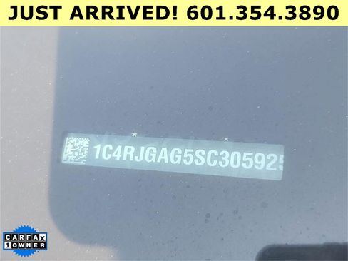 Used 2025 Jeep Grand Cherokee Altitude image 7