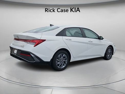 Used 2024 Hyundai Elantra Blue image 7