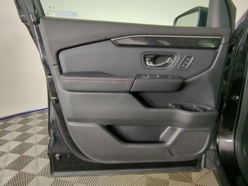 Used 2025 Honda Pilot Black Edition image 31