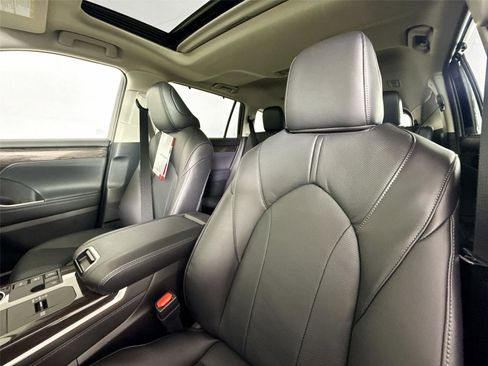 New 2026 Toyota Highlander Limited image 3