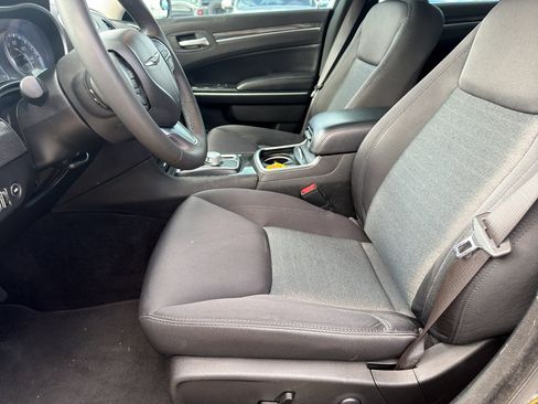 Used 2022 Chrysler 300 Touring w/ Sport Appearance Package RWD image 9