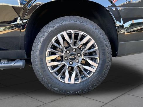 Used 2025 Chevrolet Tahoe Z71 w/ Comfort Package AWD/4WD image 12