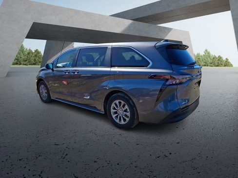 Used 2025 Toyota Sienna LE image 3