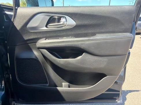 Used 2022 Chrysler Pacifica Touring-L w/ Uconnect Theater Family Group FWD image 10