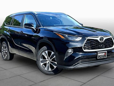 Used 2023 Toyota Highlander XLE AWD/4WD image 3