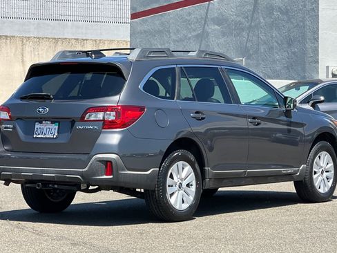 Used 2018 Subaru Outback 2.5i Premium AWD/4WD image 2