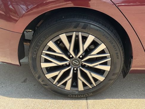 Used 2025 Nissan Altima 2.5 SV FWD image 7