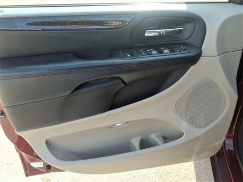 Used 2019 Dodge Grand Caravan SE w/ UConnect Hands-Free Group image 18