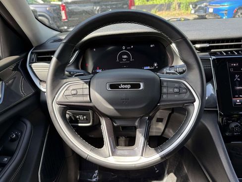 Used 2022 Jeep Grand Cherokee Laredo w/ Luxury Tech Group I AWD/4WD image 18
