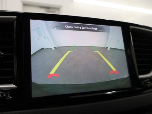 Used 2024 Chrysler Pacifica Touring-L FWD image 17