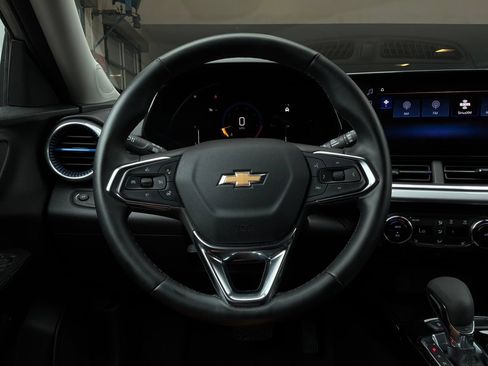 Used 2025 Chevrolet Trax LT w/ LT Convenience Package FWD image 32