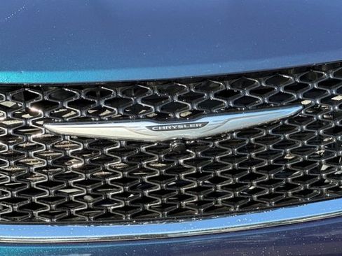 Used 2022 Chrysler Pacifica Touring-L FWD image 47